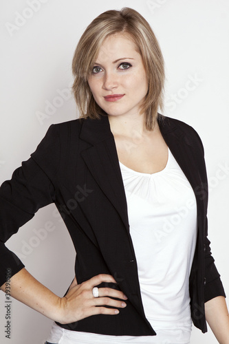 Foto: junge Frau selbstsicher junge Frau selbstsicher