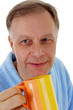 Foto: Mann mit einem Kaffeebecher Mann mit einem Kaffeebecher