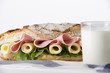 Sándwich y vaso de leche