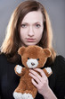 Portrait einer jungen Frau mit Teddy