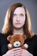 Portrait einer jungen Frau mit Teddy