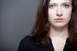 Junge Schauspielstudentin mit intensivem Blick