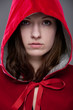 Portrait einer jungen Frau im Rotkäppchenmantel