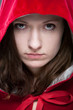 Portrait einer jungen Frau im Rotkäppchenmantel