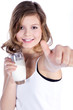 Junges Mädchen mit Milch Bart hält lachend Daumen hoch