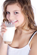 Junges Mädchen mit Milch Bart lacht süß