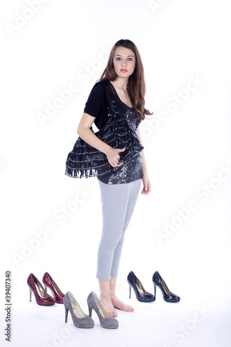 Foto: Junge Dame mit Handtasche und Schuhe posiert Junge Dame mit Handtasche und Schuhe posiert