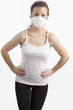 Junge Frau mit Staubmaske