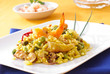 Paella su piatto bianco