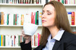 junge frau genießt ihren kaffee