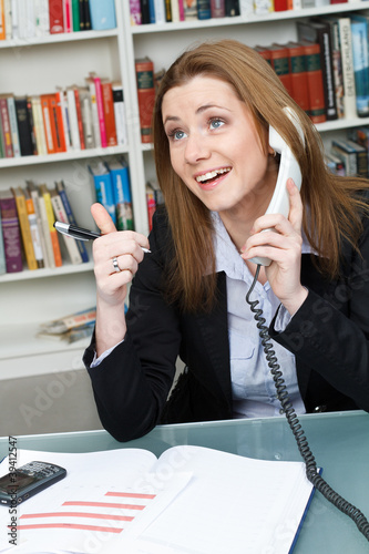 Foto: glückliches telefongespräch glückliches telefongespräch