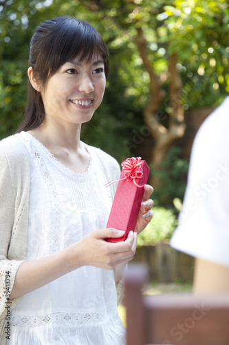 Photo: 男性からプレゼントを受け取った女性 男性からプレゼントを受け取った女性