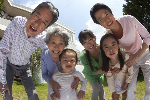 Photo: 庭で微笑む親子3世代 庭で微笑む親子3世代