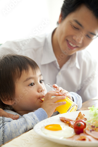 Photo: 朝食中の父親と息子 朝食中の父親と息子