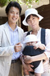 外出中の赤ちゃんと両親