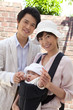 外出中の赤ちゃんと両親