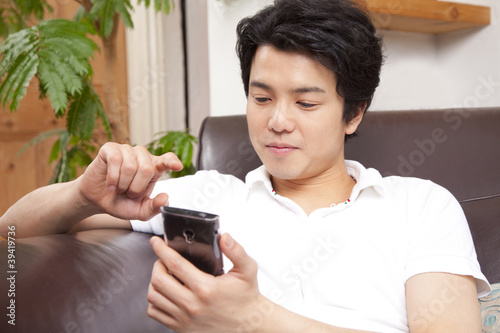 Photo: スマートフォンを操作する男性 スマートフォンを操作する男性