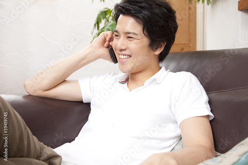 Photo: スマートフォンで通話する男性 スマートフォンで通話する男性