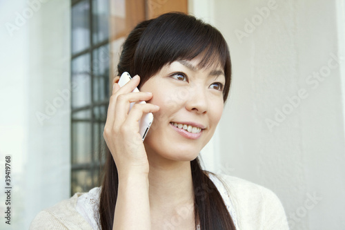 Photo: スマートフォンで通話する女性 スマートフォンで通話する女性