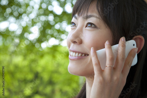 Photo: スマートフォンで通話する女性 スマートフォンで通話する女性