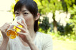 庭でビールを飲む女性