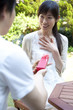 男性からのプレゼントに驚く女性