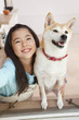 Foto: 柴犬と笑顔の女の子 柴犬と笑顔の女の子