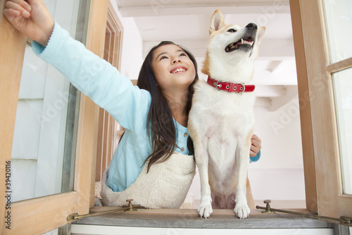 Photo: 窓を開け空を見上げる柴犬と女の子 窓を開け空を見上げる柴犬と女の子