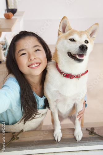 Foto: 柴犬と笑顔の女の子 柴犬と笑顔の女の子
