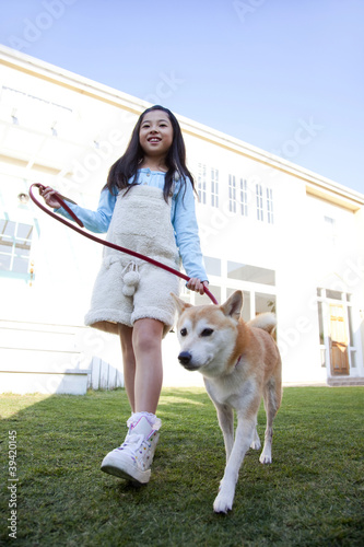 Photo: 柴犬と散歩する女の子 柴犬と散歩する女の子