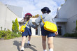 登園する幼稚園児男女の後姿