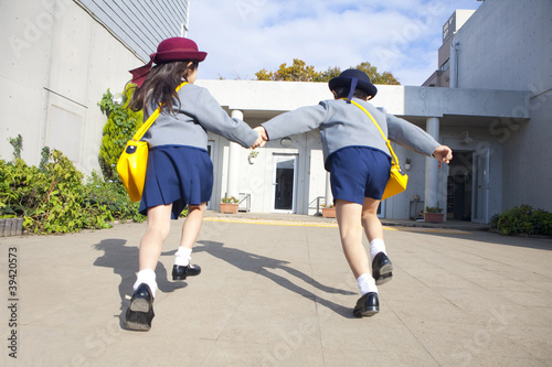 Foto: 登園する幼稚園児男女の後姿 登園する幼稚園児男女の後姿