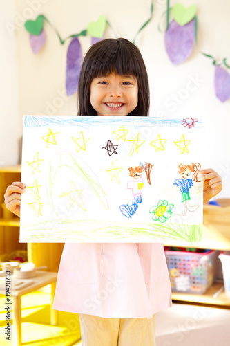 Photo: 絵を持って微笑む幼稚園女児 絵を持って微笑む幼稚園女児