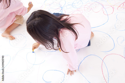 Photo: 模造紙に絵を描く幼稚園女児 模造紙に絵を描く幼稚園女児