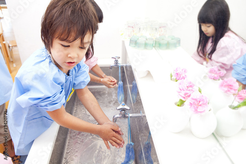 Foto: 手を洗う幼稚園児 手を洗う幼稚園児