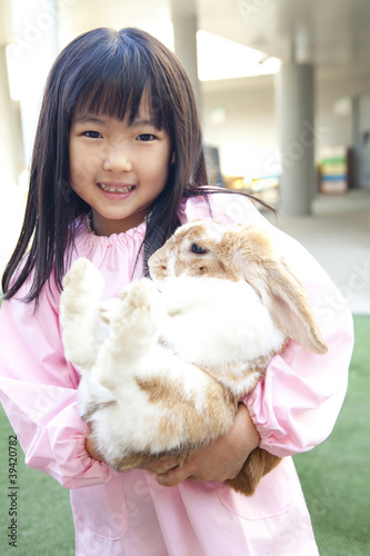Photo: うさぎを抱っこする幼稚園女児 うさぎを抱っこする幼稚園女児