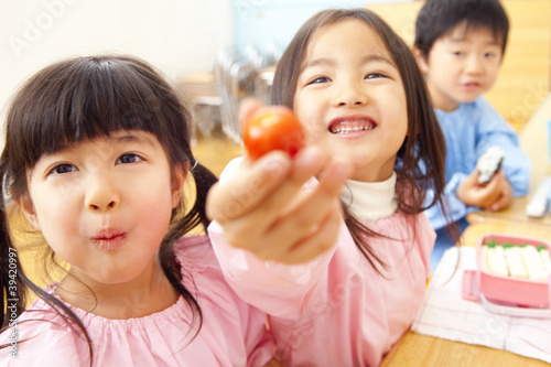 Photo: お弁当を食べながらおどける幼稚園児 お弁当を食べながらおどける幼稚園児