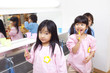 歯磨きをする幼稚園児