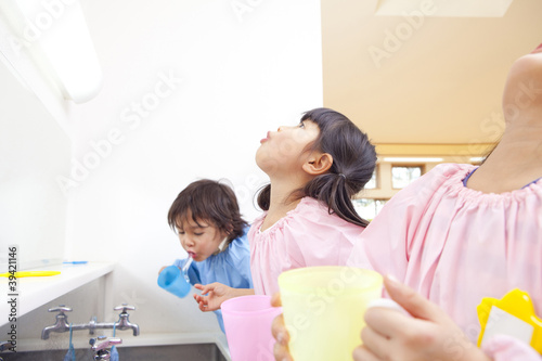Photo: うがいをする幼稚園児 うがいをする幼稚園児