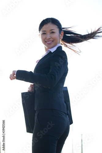 Photo: 振り返り微笑むOL 振り返り微笑むOL