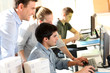 Foto: Students with teacher in front of desktop computer Students with teacher in front of desktop computer
