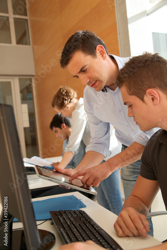 Foto: Educator helping student in training class Educator helping student in training class