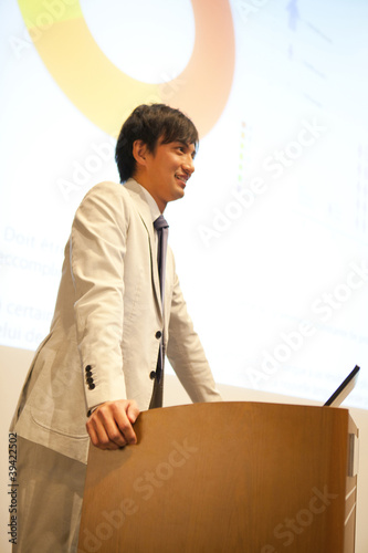 Photo: 演説をするビジネスマン 演説をするビジネスマン