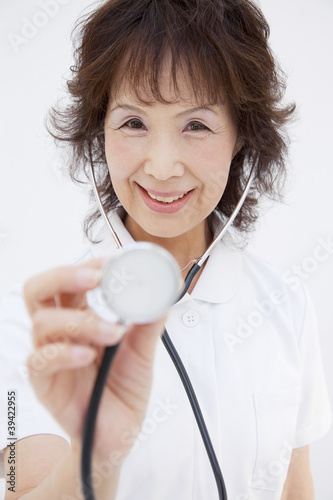 Photo: 聴診器をあてる看護師 聴診器をあてる看護師