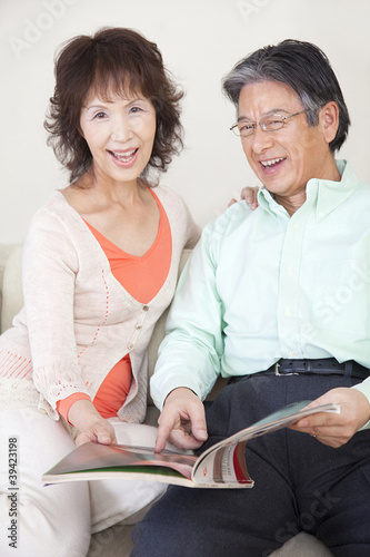 Photo: 雑誌を読む笑顔のシニアカップル 雑誌を読む笑顔のシニアカップル