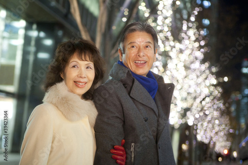 Photo: イルミネーションを眺める笑顔のシニアカップル イルミネーションを眺める笑顔のシニアカップル