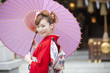 和傘を差す振袖姿の女性
