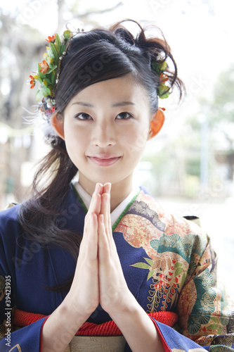 Photo: お参りをする振袖姿の女性 お参りをする振袖姿の女性