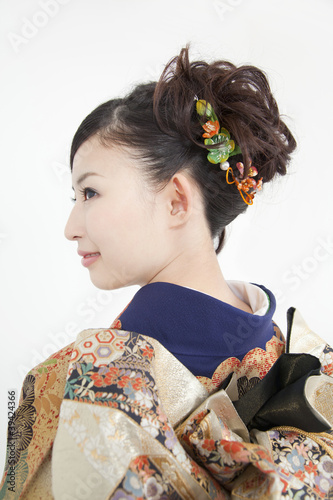 Photo: 振袖姿で微笑む女性の横顔 振袖姿で微笑む女性の横顔