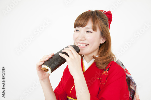 Photo: 恵方薪を食べる振袖姿の女性 恵方薪を食べる振袖姿の女性